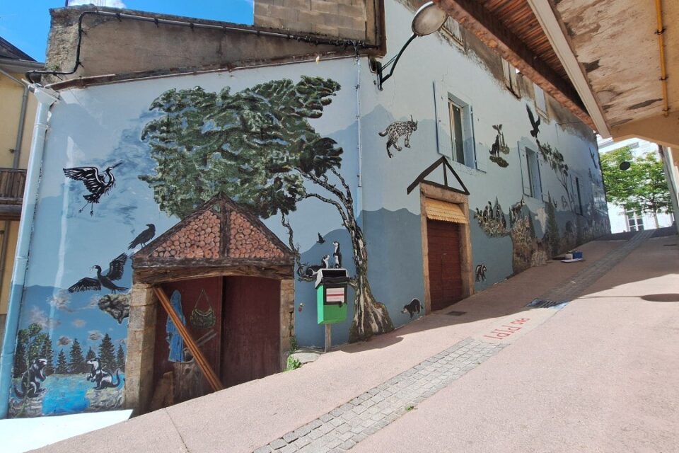 La fresque se prolonge sur le retour du mur en bas de la ruelle.