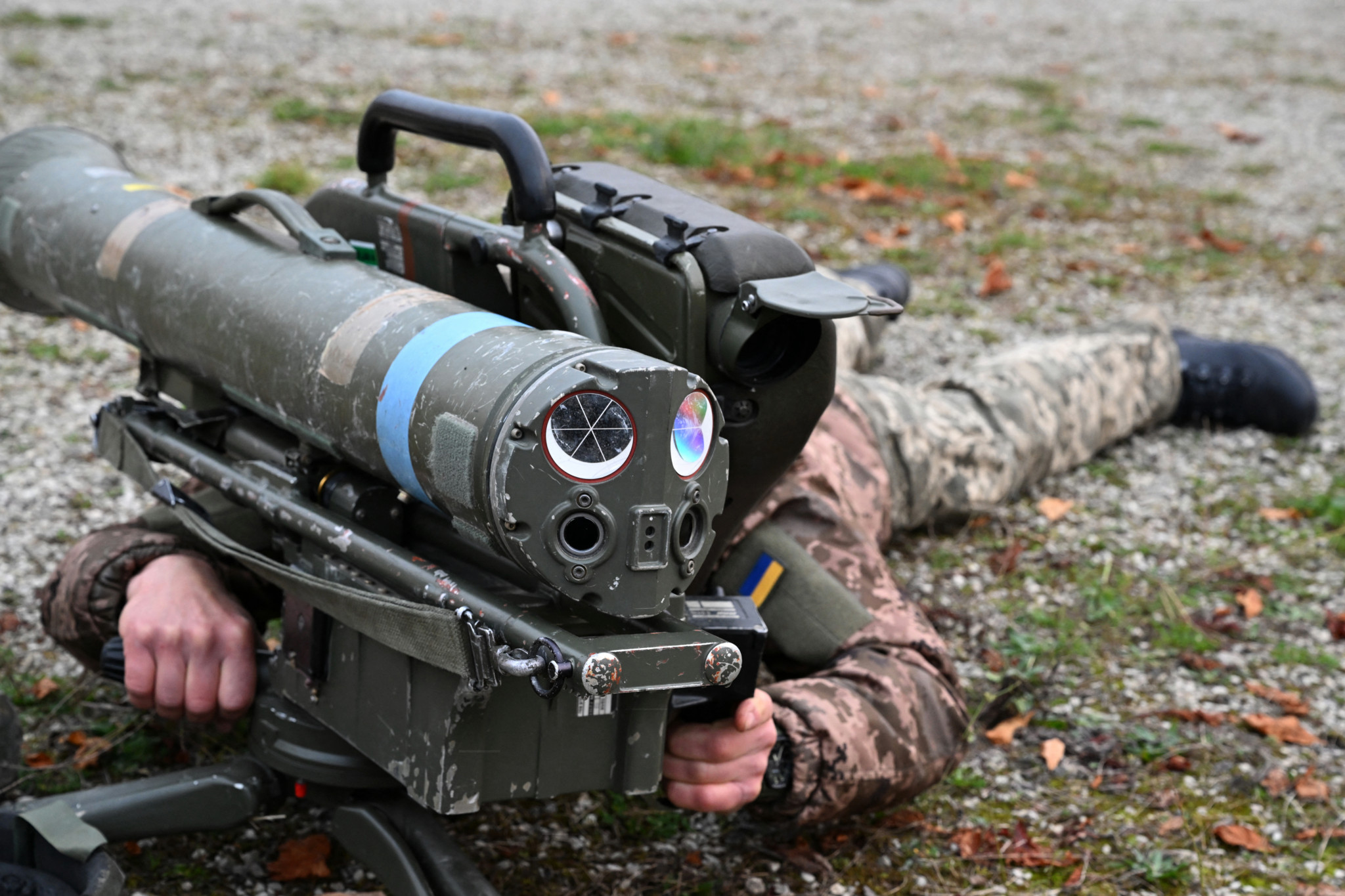 Un soldat ukrainien s’entraîne avec un missile antichar MILAN au camp militaire de Mourmelon-le-Grand, le 14 novembre 2024.