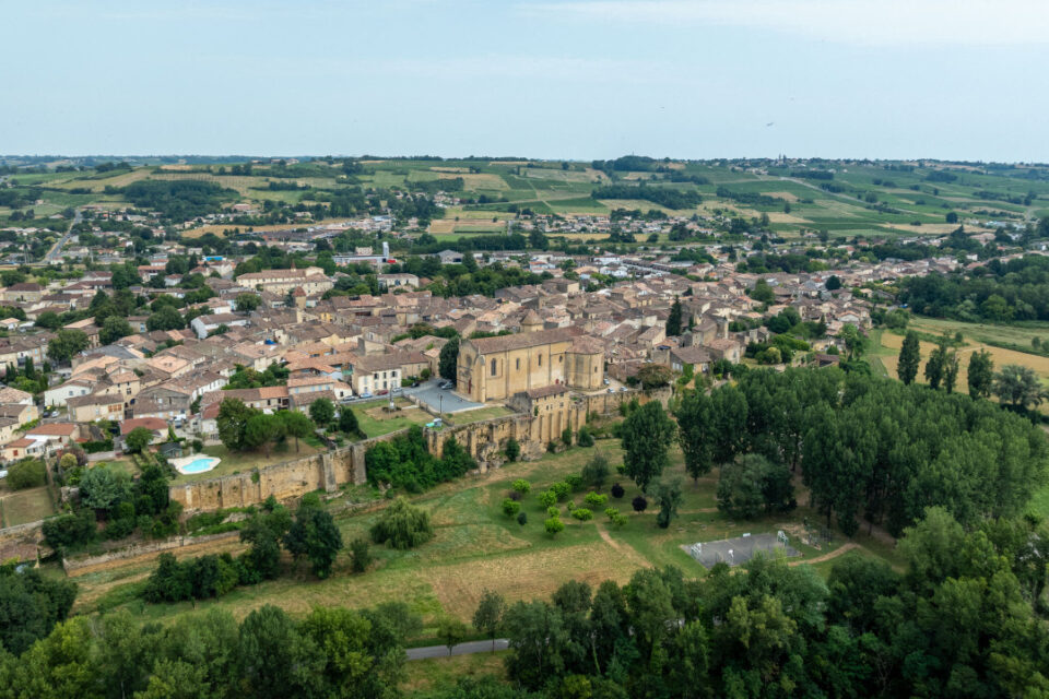 Avis aux amateurs d'histoire. La plus ancienne mention de Saint-Macaire dans les sources écrites date de 1027. La cité médiévale, séparée de Langon par la Garonne, abrite des bijoux du patrimoine sud-girondin comme l'église Saint-Sauveur-et-Saint-Martin, le château de Tardes, mais aussi le cloître Saint-Sauveur ainsi que des remparts.