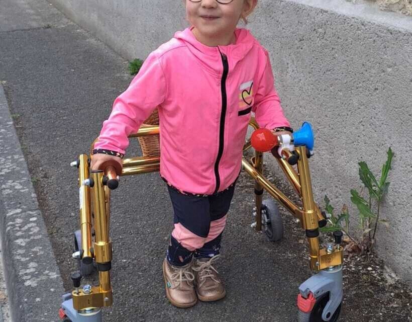 Octavia marche au moyen de son déambulateur.