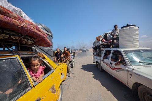 Des Palestiniens déplacés quittent la ville de Gaza, où l’armée israélienne poursuit ses opérations, le 28 août 2025.