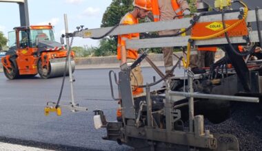 après la pose de l’enrobé, le chantier avance dans les temps