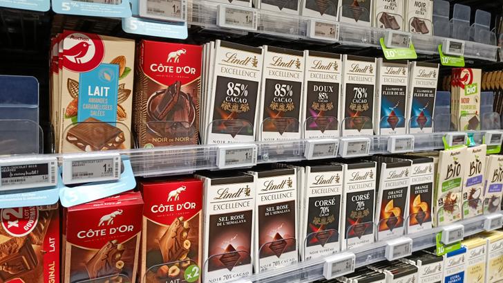 Le chocolat doit être consommé avec modération chez les enfants, et c’est la faute de la pollution au cadmium (photo d’illustration en avril 2023 dans un supermarché)