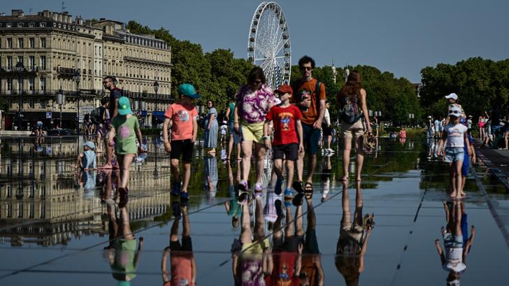 Les gens se rafraîchissent sur le « Miroir d’Eau » à Bordeaux, dans le sud-ouest de la France, le 8 août 2025, alors qu’une vague de chaleur s’étend sur les régions méridionales du pays.