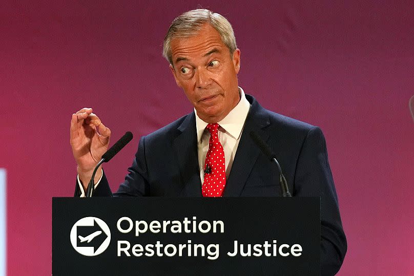 Le chef du parti Reform UK, Nigel Farage, s'adresse aux journalistes lors d'une conférence de presse à l'aéroport d'Oxford, le 26 août 2025.