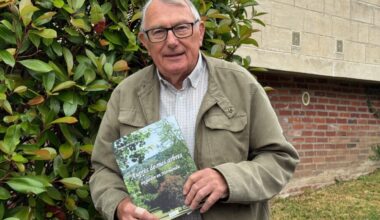 L'écrivain Philippe Déterville fait découvrir son jardin dans son dernier livre
