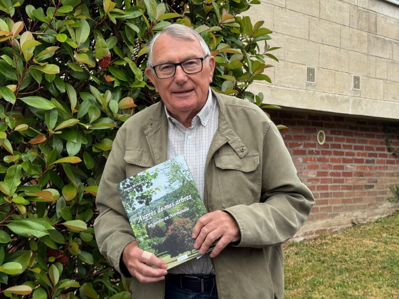 L'écrivain Philippe Déterville fait découvrir son jardin dans son dernier livre