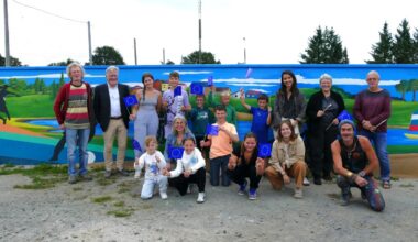 Dans ce village du Calvados, plus de 100 personnes ont peint la fresque du stade municipal