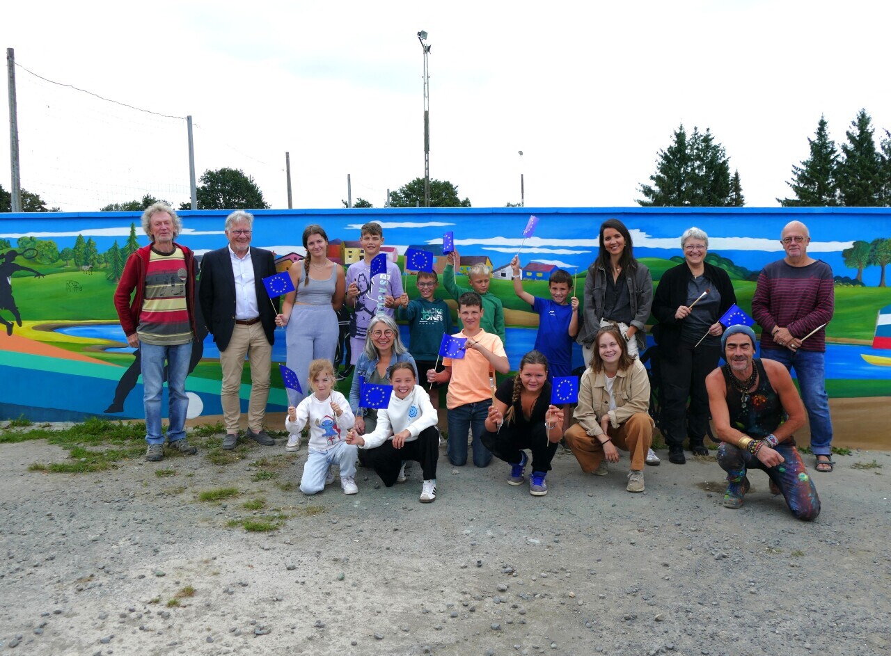 Dans ce village du Calvados, plus de 100 personnes ont peint la fresque du stade municipal