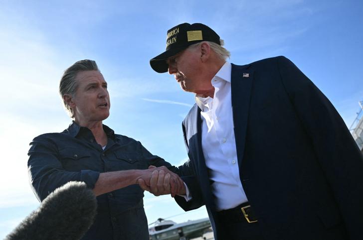 Pour se moquer de Donald Trump, le démocrate Gavin Newsom imite ses tweets et détourne son slogan « MAGA » (photo d’illustration lors d’une rencontre des deux hommes à Los Angeles en janvier 2025).