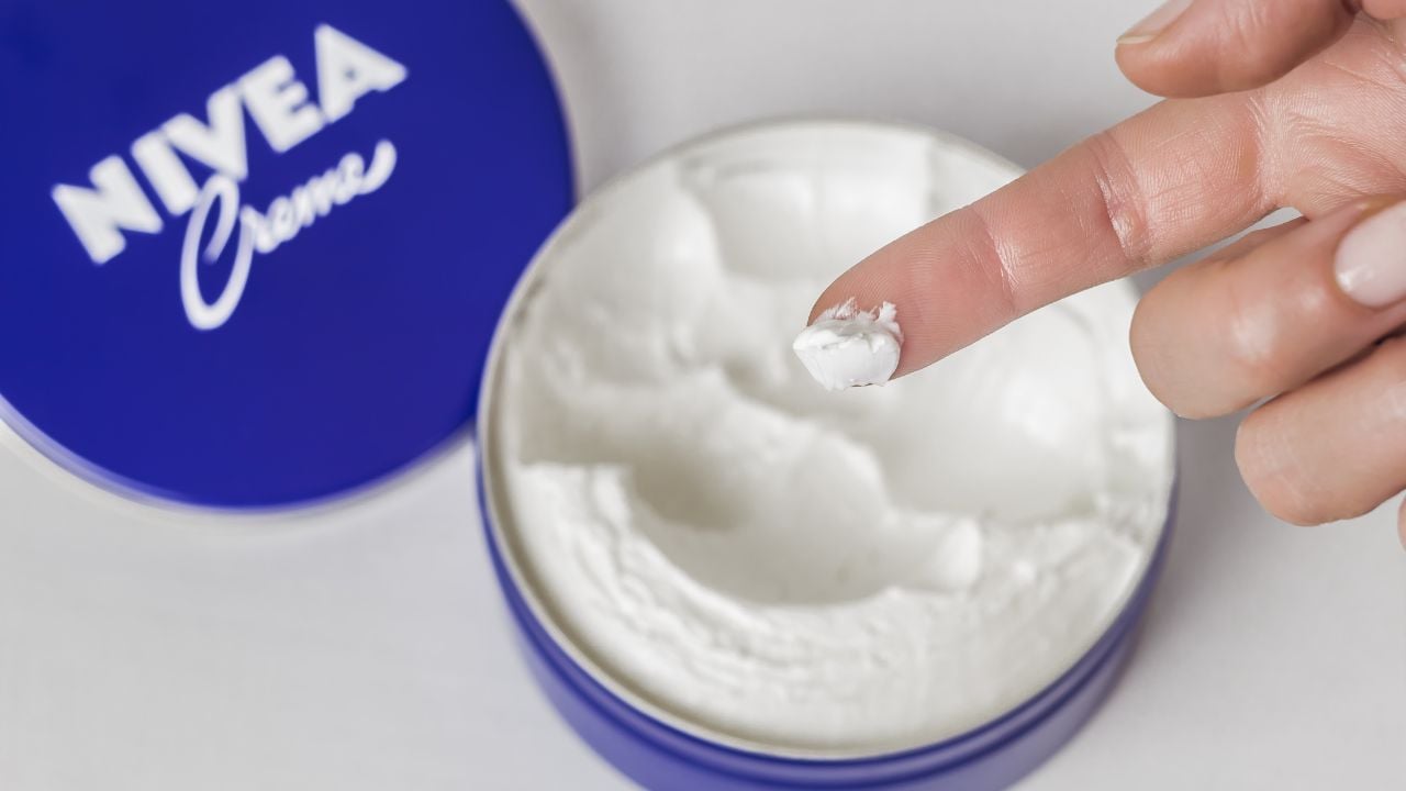 j’ai appliqué la célèbre crème bleue sur une moitié de mon visage pendant 1 semaine et voici le résultat