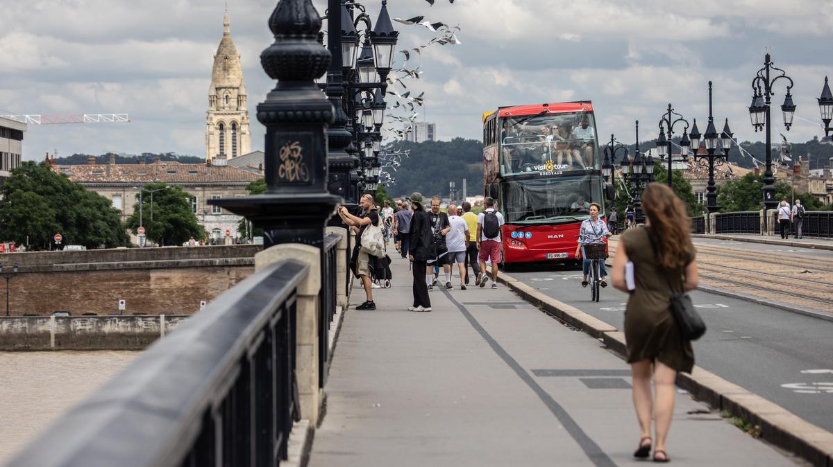Cette année, le bus rouge ne peut plus emprunter le pont de pierre pour cause de travaux.