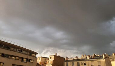 des rafales et des orages arrivent à Paris et en en Île-de-France, voici quand ça va frapper