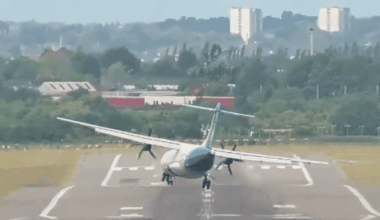 VIDEO. Les images saisissantes de l'atterrissage périlleux d'un ATR-72 en pleine tempête estivale au Royaume-Uni