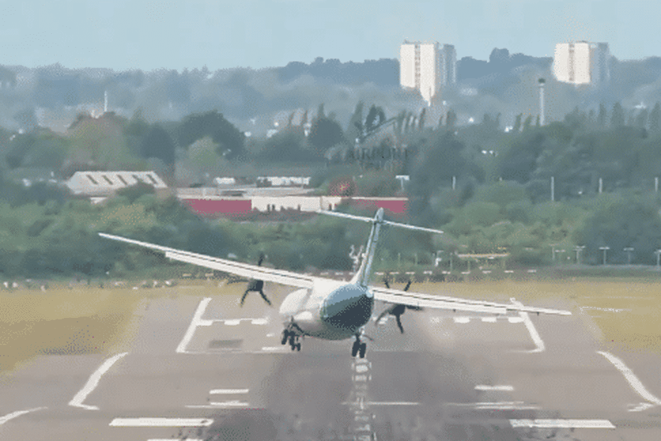 VIDEO. Les images saisissantes de l'atterrissage périlleux d'un ATR-72 en pleine tempête estivale au Royaume-Uni
