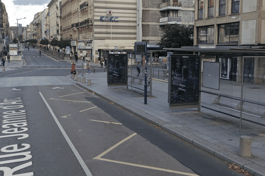 Un homme menace les passagers d'un bus avec une lance artisanale de 90 centimètres