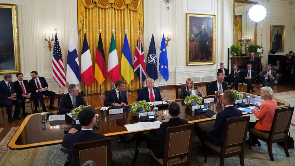 Les dirigeants européens Friedrich Merz, Emmanuel Macron, Keir Starmer, Giorgia Meloni, Alexander Stubb ainsi que le secrétaire général de l'OTAN Mark Rutte et la présidente de la Commission européenne Ursula von der Leyen aux côtés de Volodymyr Zelensky dans le cadre des négociations visant à mettre fin à la guerre menée par la Russie en Ukraine, à la Maison Blanche à Washington, le 18 août 2025.