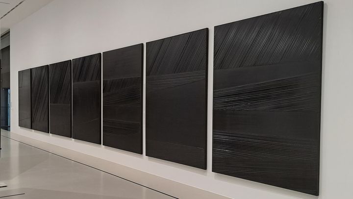Cette série de sept outrenoirs du début des années 1990, appartient à Colette Soulages, l'épouse du peintre. Elle a rarement été exposée. (ANNE CHEPEAU / FRANCEINFO / RADIO FRANCE)