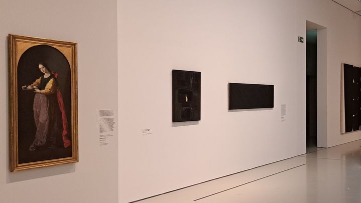 L'exposition propose des dialogues entre les œuvres de Pierre Soulages et celles d'autres artistes, comme Francisco de Zurbaran (à gauche). (ANNE CHEPEAU / FRANCEINFO / RADIO FRANCE)