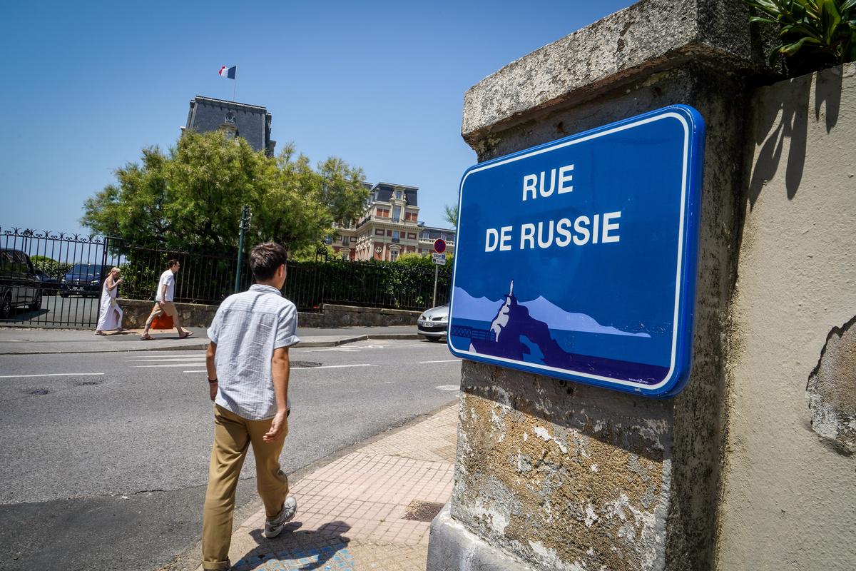 De l’Hôtel du Palais à l’église orthodoxe en passant par la rue de Russie, Biarritz garde les traces profondes de son histoire avec l’aristocratie russe.