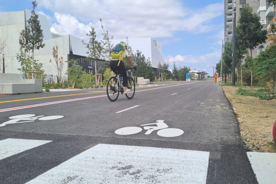 La nouvelle piste cyclable de l'écoquartier Aerospace relie la Halle de la Machine à l'extrémité sud de la piste des Géants.