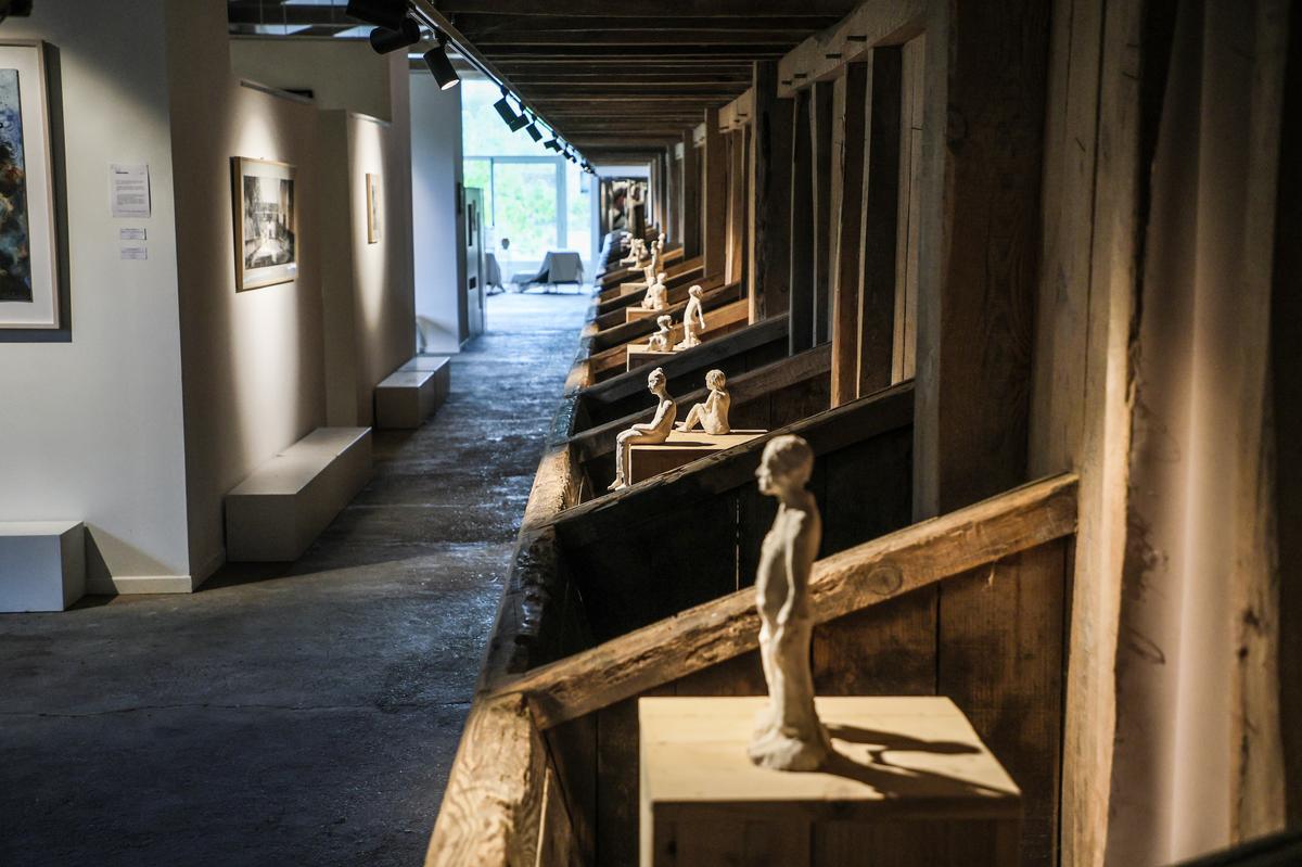 Les statuettes prennent un nouveau visage sous les jeux de lumières.
