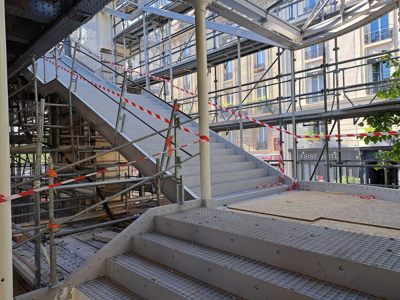 à Paris, les escaliers centenaires du métro Cambronne rajeunissent