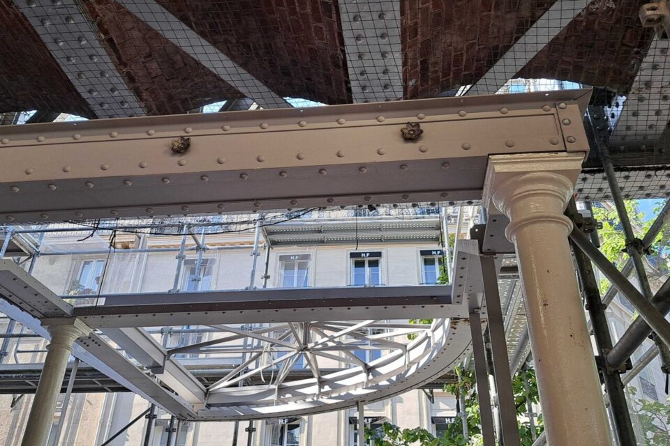 Les motifs architecturaux tels que les fleurs sont installées sur les nouvelles structures rivetées en acier.