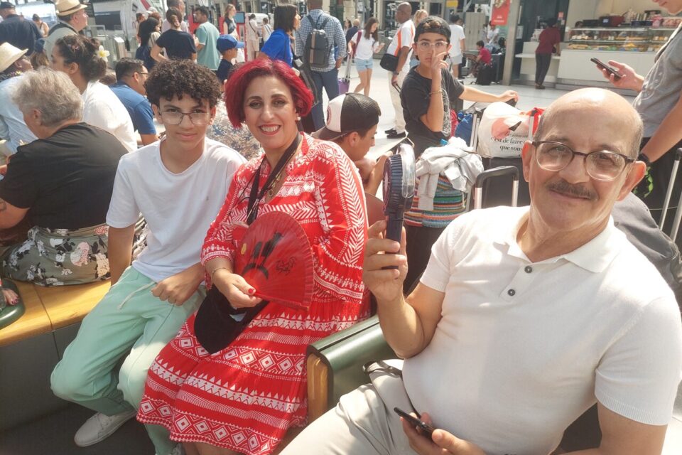 En attendant leur train, Nassiba et Ali, accompagnés de leur fils Hani-Tayeb mutualisent les solutions de rafraichissement.