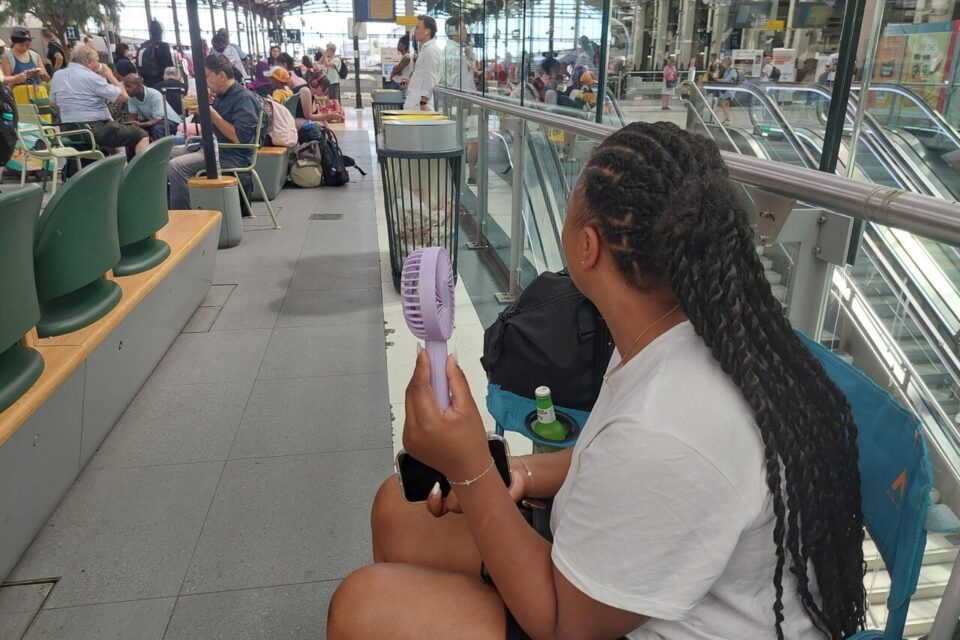 Au travail, sur la plage, en attendant le train, le ventilateur portatif est toujours dans les affaires de Rozi en été.