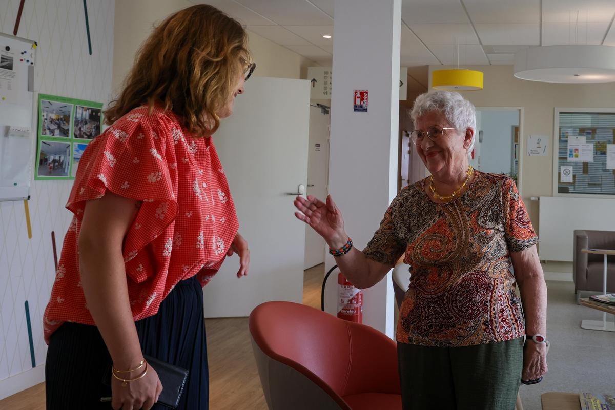 Une résidente, heureuse de trouver de la fraîcheur et de la convivialité auprès du personnel de l’établissement.