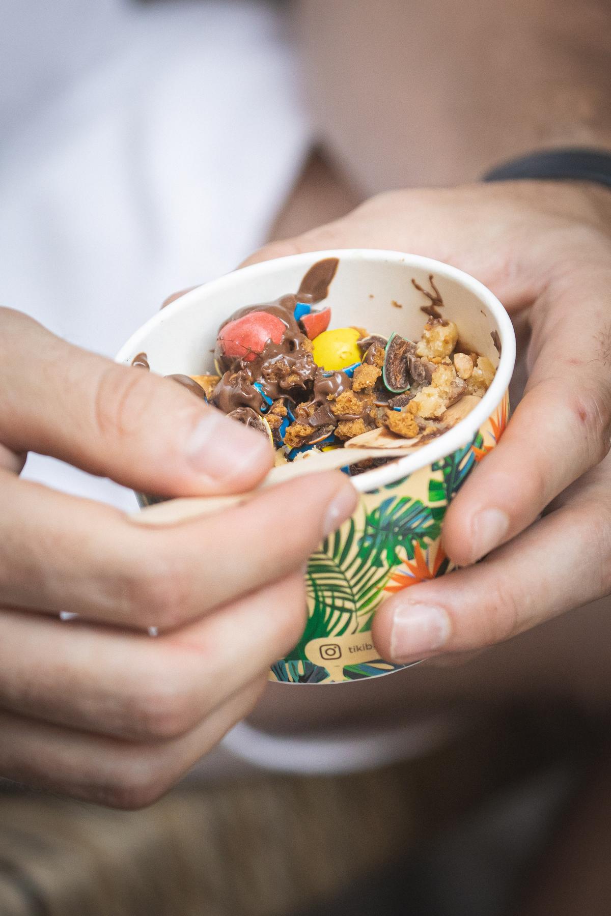Des pots de pâtes à cookie crues pour remplacer les pots de glace ? C’est ce que proposent Tiki Bar, Be My Cookie et Happy Cookie à Bordeaux.