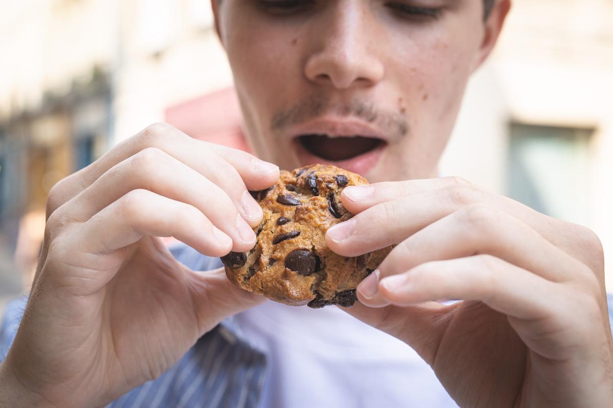 Un client prêt à déguster son cookie provenant de chez Pépite Cookie, à Bordeaux le 14 août.