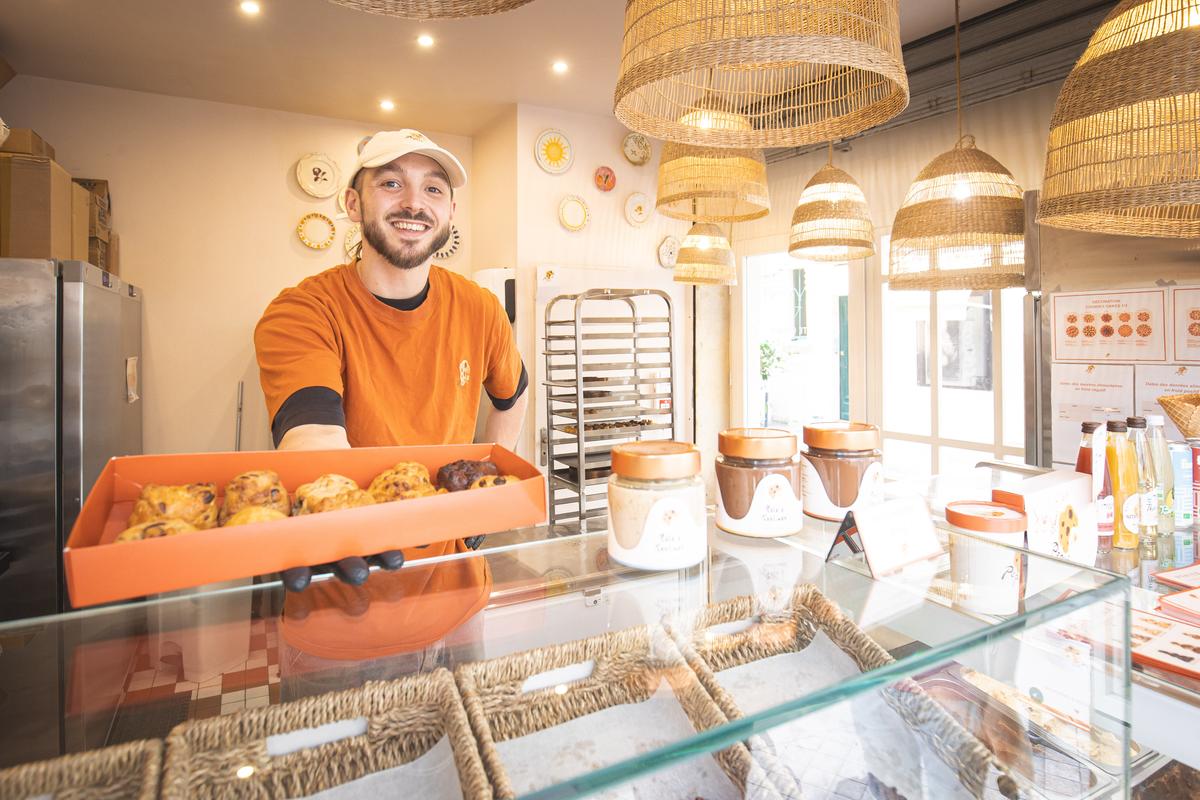 Bartholomé Truchot, vendeur dans une des boutiques bordelaises de Pépite cookie, renouvelle les fournées de cookies tout au long de la journée.