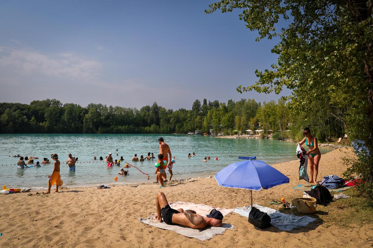 Où se baigner en Gironde en évitant les bouchons ? Notre match des plages des lacs