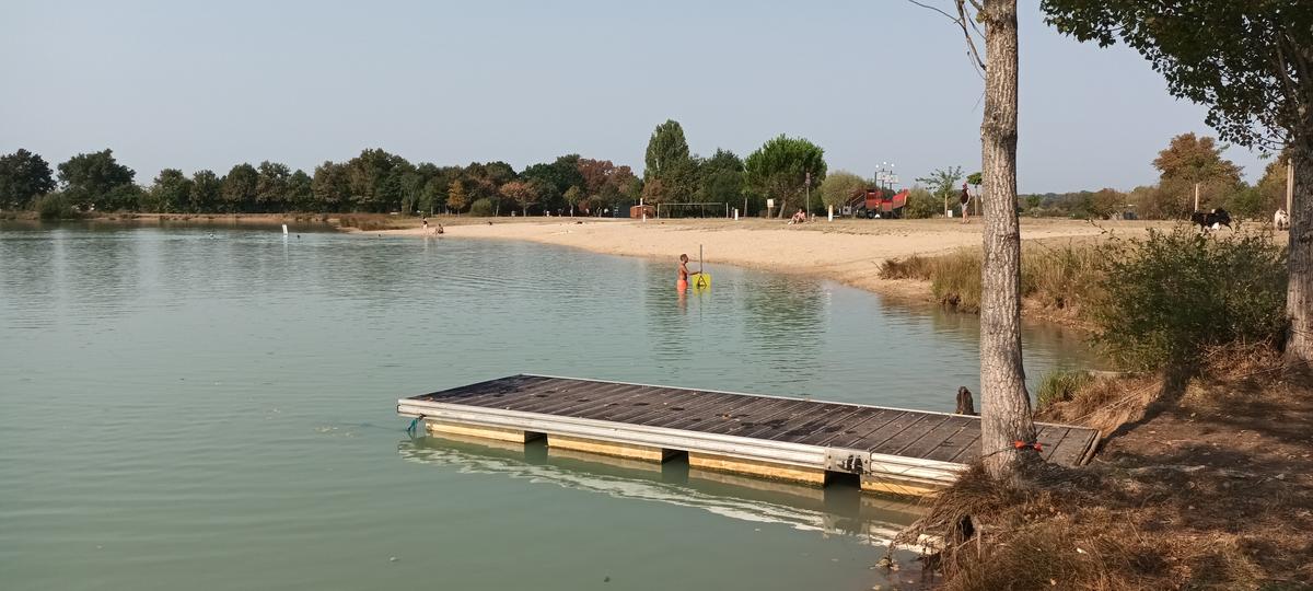 Sur le lac des Nauves, à Coutras, la baignade n’est pas surveillée mais le cadre naturel est superbe.