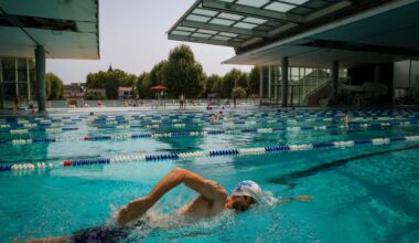 en pleine canicule, les Bordelais profitent des piscines municipales