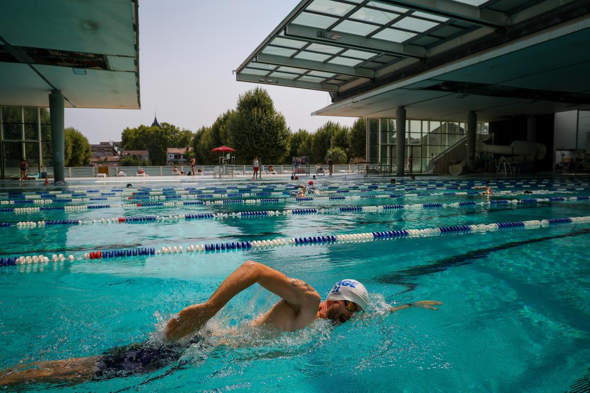 en pleine canicule, les Bordelais profitent des piscines municipales