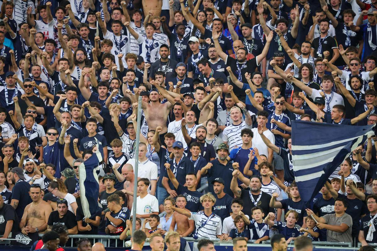 Le virage sud est « la tribune où on vit le plus l’ambiance », assurent Didier et Audrick, supporters des Girondins depuis toujours.