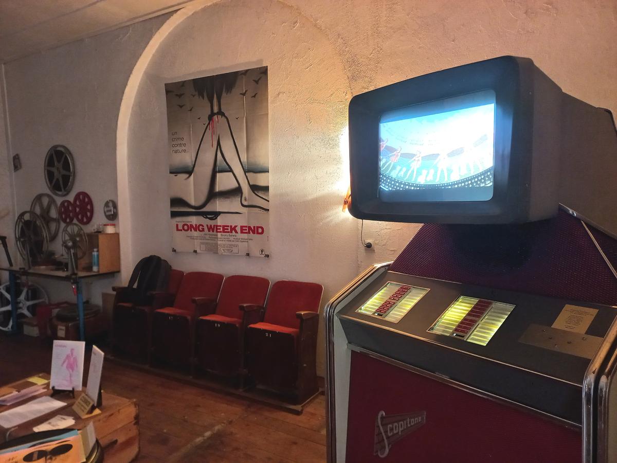 Le scopitone à l’entrée du local : un jukebox sur lequel on pouvait voir des petits films musicaux, précurseurs des clips d’aujourd’hui, dans les années 1960.
