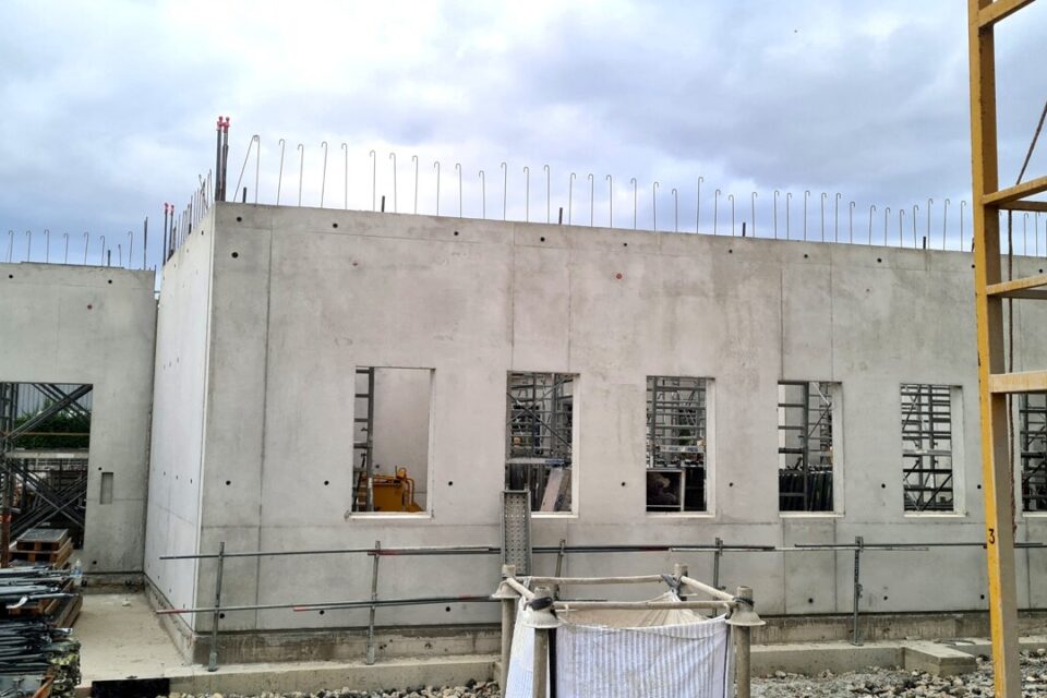 Le rez-de-chaussée de la construction prend forme.