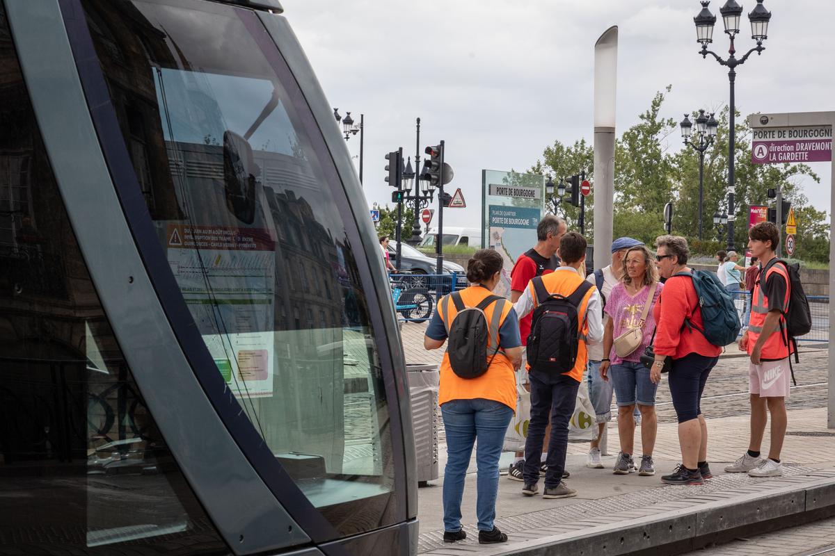 L’impatience des usagers à reprendre le tram s’est manifestée dès les premiers essais, programmés sans voyageurs…