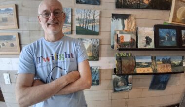 « C’est toujours beau ici même quand il pleut » : le peintre anglais Henry Martin sublime les chemins charentais de randonnée dans une expo à Saint-Claud