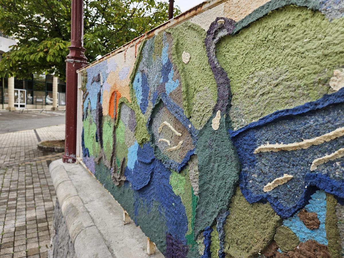 La fresque se présente comme un bas-relief.
