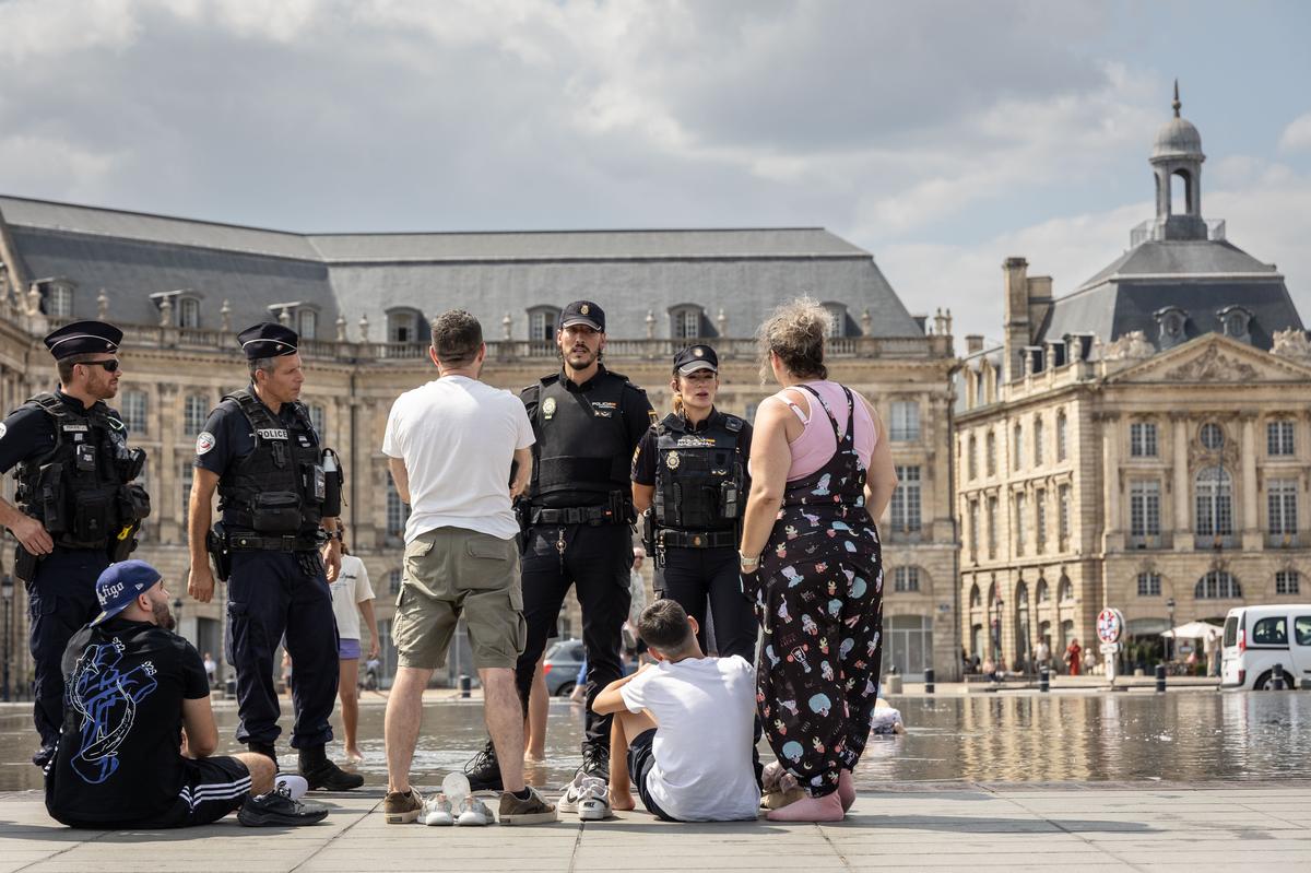 Au miroir d’eau au contact d’une famille espagnole.