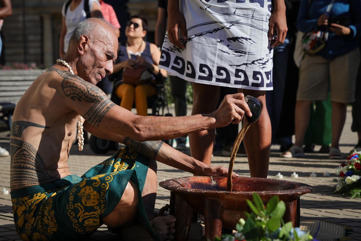 Pelanatino Amole, d’origine wallisienne, procède à la cérémonie du kava, une plante polynésienne.