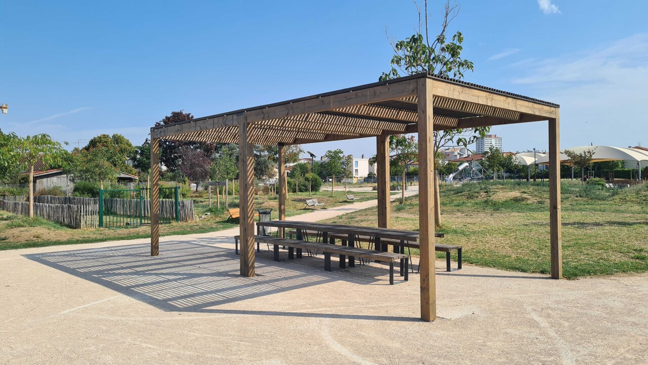 Pour un zéro imprimé en trop, l'installation d'une pergola à "100 000 euros" crée la polémique à Toulouse