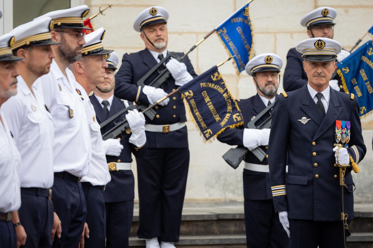 La cérémonie s’est tenue ce mercredi 27 août, à la caserne Saint-Nicolas, à Bordeaux, devant des instructeurs des centres de Préparation militaire marine.
