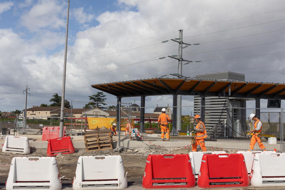 Sur le pont qui enjambe les voies ferrées, le chantier de la halte routière dimensionnée pour accueillir en 2028 la future ligne du bus express Pellegrin-Thouars-Malartic.