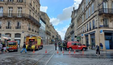 une pierre se détache du dessus d’un immeuble et tombe sur les rails du tramway